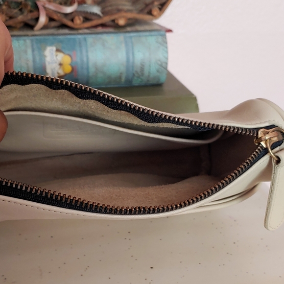 Vtg 80s Coach Crossbody Purse in the color Bone! - Picture 5 of 8